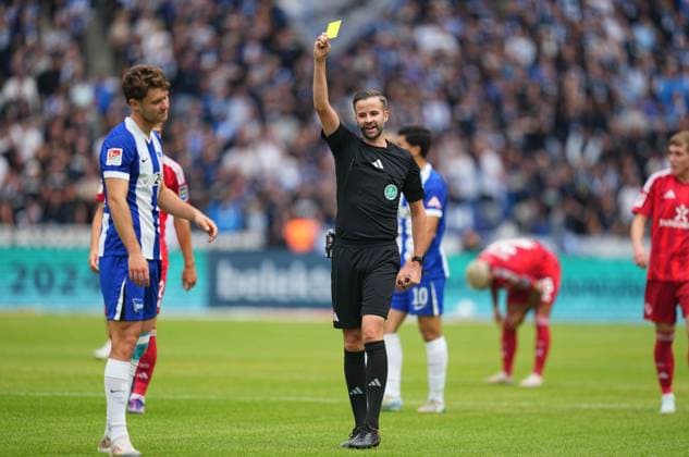 Linus Gechter erhält eine gelbe Karte, 2. Bundesliga, Hertha BSC vs Fortuna Düsseldorf, Olympiastadion am 17. September 2024 in Berlin, Deutschland. (Foto von Ulrik Pedersen DeFodi Images) Linus Gechter receives a yellow card, 2. Bundesliga, Hertha BSC vs Fortuna Düsseldorf, Olympiastadion on September 17, 2024 in Berlin, Germany. (Photo by Ulrik Pedersen DeFodi Images) DFB DFL REGULATIONS PROHIBIT ANY USE OF PHOTOGRAPHS AS IMAGE SEQUENCES AND OR QUASI-VIDEO. Defodi-659_0889091388