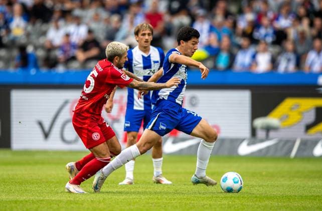 Fussball, Herren, Saison 2024 2025, 2. Bundesliga (5. Spieltag), Hertha BSC - Fortuna Düsseldorf, v.l. Matthias Zimmermann (Fortuna Düsseldorf), Ibrahim Maza (Hertha BSC), 15.09. 2024,