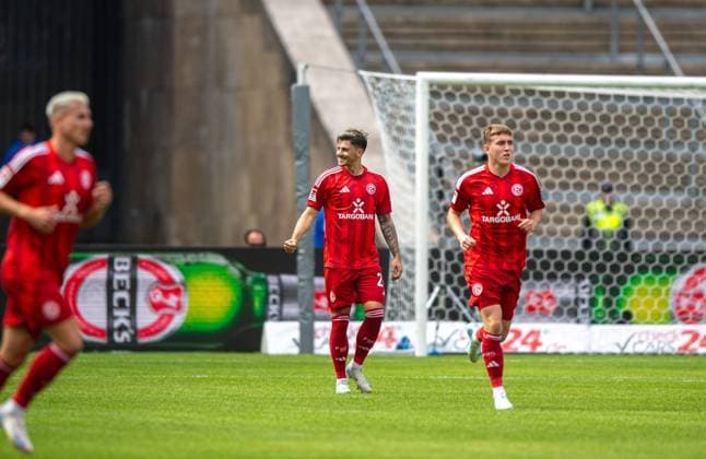 Fussball, Herren, Saison 2024 2025, 2. Bundesliga (5. Spieltag), Hertha BSC - Fortuna Düsseldorf, v.l. Dawid Kownacki (Fortuna Düsseldorf), Isak Johannesson (Fortuna Düsseldorf), Jubel nach Tor zum 0:1, 15.09. 2024,