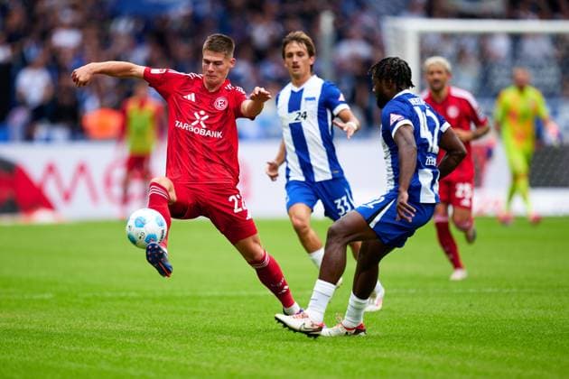 Danny Schmidt (Fortuna Duesseldorf, 22), Deyovaisio Zeefuik (Hertha BSC, 42), GER, Hertha BSC vs. Fortuna Duesseldorf, Fussball Herren, 2. Bundesliga, Saison 2024 2025, 05. Spieltag, 15.09.2024. (DFL REGULATIONS PROHIBIT ANY USE OF PHOTOGRAPHS AS IMAGE SEQUENCES AND OR QUASI - VIDEO). GER, Hertha BSC vs. Fortuna Duesseldorf, Fussball Herren, 2. Bundesliga, Saison 2024 2025, 05. Spieltag, 15.09.2024. Berlin