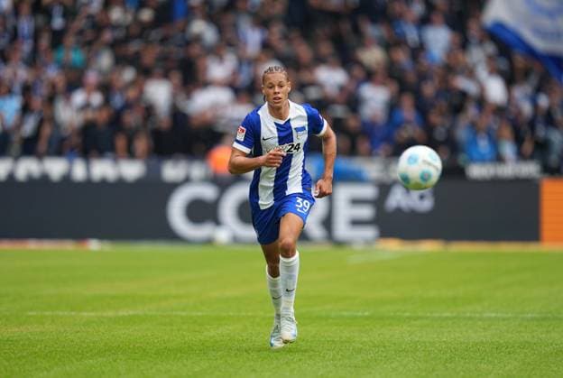 Derry Scherhant schaut, 2. Bundesliga, Hertha BSC vs Fortuna Düsseldorf, Olympiastadion am 17. September 2024 in Berlin, Deutschland. (Foto von Ulrik Pedersen DeFodi Images) Derry Scherhant looks on, 2. Bundesliga, Hertha BSC vs Fortuna Düsseldorf, Olympiastadion on September 17, 2024 in Berlin, Germany. (Photo by Ulrik Pedersen DeFodi Images) DFB DFL REGULATIONS PROHIBIT ANY USE OF PHOTOGRAPHS AS IMAGE SEQUENCES AND OR QUASI-VIDEO. Defodi-659_0313091394