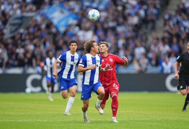 Nicolas Gavory, Michal Karbownik kämpfen um den ball, 2. Bundesliga, Hertha BSC vs Fortuna Düsseldorf, Olympiastadion am 17. September 2024 in Berlin, Deutschland. (Foto von Ulrik Pedersen DeFodi Images) Nicolas Gavory, Michal Karbownik battle for the ball, 2. Bundesliga, Hertha BSC vs Fortuna Düsseldorf, Olympiastadion on September 17, 2024 in Berlin, Germany. (Photo by Ulrik Pedersen DeFodi Images) DFB DFL REGULATIONS PROHIBIT ANY USE OF PHOTOGRAPHS AS IMAGE SEQUENCES AND OR QUASI-VIDEO. Defodi-659_0568091393