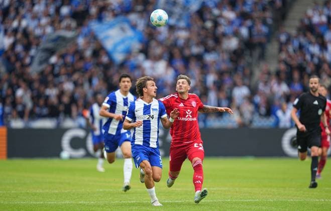 Nicolas Gavory, Michal Karbownik kämpfen um den ball, 2. Bundesliga, Hertha BSC vs Fortuna Düsseldorf, Olympiastadion am 17. September 2024 in Berlin, Deutschland. (Foto von Ulrik Pedersen DeFodi Images) Nicolas Gavory, Michal Karbownik battle for the ball, 2. Bundesliga, Hertha BSC vs Fortuna Düsseldorf, Olympiastadion on September 17, 2024 in Berlin, Germany. (Photo by Ulrik Pedersen DeFodi Images) DFB DFL REGULATIONS PROHIBIT ANY USE OF PHOTOGRAPHS AS IMAGE SEQUENCES AND OR QUASI-VIDEO. Defodi-659_0602091392