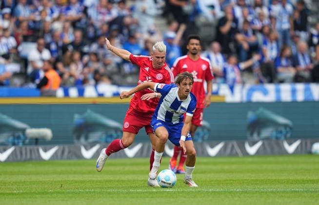 Michal Karbownik kontrolliert den ball, 2. Bundesliga, Hertha BSC vs Fortuna Düsseldorf, Olympiastadion am 17. September 2024 in Berlin, Deutschland. (Foto von Ulrik Pedersen DeFodi Images) Michal Karbownik controls the ball, 2. Bundesliga, Hertha BSC vs Fortuna Düsseldorf, Olympiastadion on September 17, 2024 in Berlin, Germany. (Photo by Ulrik Pedersen DeFodi Images) DFB DFL REGULATIONS PROHIBIT ANY USE OF PHOTOGRAPHS AS IMAGE SEQUENCES AND OR QUASI-VIDEO. Defodi-659_0140091397