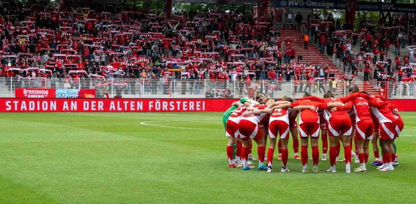 Sport Bilder des Tages Fussball, Frauen, Saison 2024 2025, 2. Frauen-Bundesliga (3. Spieltag), 1. FC Union Berlin - SV 67 Weinberg, Union-Frauen, Motivation vor dem Spiel im Kreis, 15.09. 2024, Copyright: xMatthiasxKochx