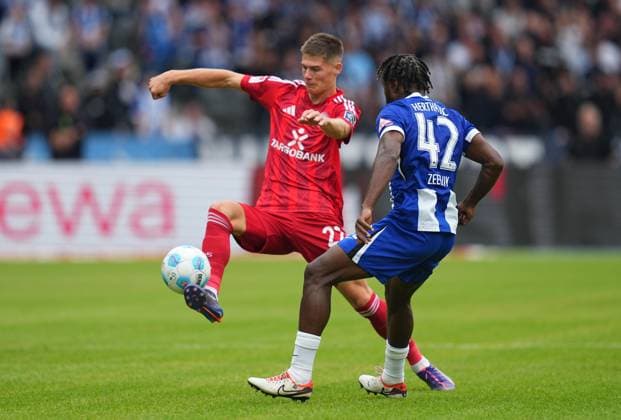 Danny Schmidt, Deyovaisio Zeefuik kämpfen um den ball, 2. Bundesliga, Hertha BSC vs Fortuna Düsseldorf, Olympiastadion am 17. September 2024 in Berlin, Deutschland. (Foto von Ulrik Pedersen DeFodi Images) Danny Schmidt, Deyovaisio Zeefuik battle for the ball, 2. Bundesliga, Hertha BSC vs Fortuna Düsseldorf, Olympiastadion on September 17, 2024 in Berlin, Germany. (Photo by Ulrik Pedersen DeFodi Images) DFB DFL REGULATIONS PROHIBIT ANY USE OF PHOTOGRAPHS AS IMAGE SEQUENCES AND OR QUASI-VIDEO. Defodi-659_0568091405