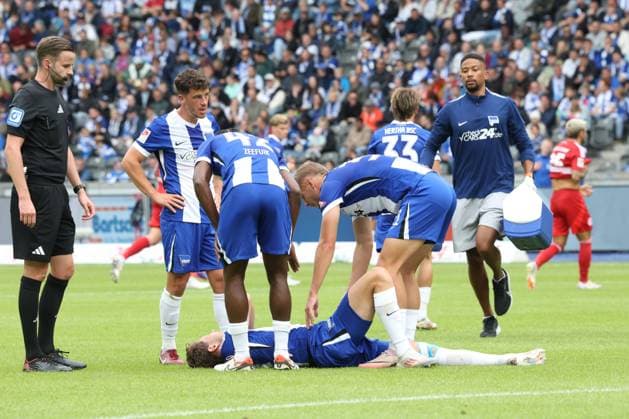 DEU, DFL, 2. FBL, Hertha BSC vs. Fortuna Duesseldorf, 15.09.2024, Berliner Olympiastadion, Berlin, DEU, DFL, 2. FBL, Hertha BSC vs. Fortuna Duesseldorf, im Bild Linus Gechter (Hertha BSC Berlin 44), verletzt, Hertha-Spielerkreis DFL - regulations prohibit any use of Photographs as image sequences and or quasi-video Foto: Juergen Engler nordphoto GmbH