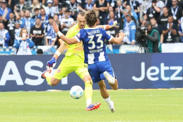DEU, DFL, 2. FBL, Hertha BSC vs. Fortuna Duesseldorf, 15.09.2024, Berliner Olympiastadion, Berlin, DEU, DFL, 2. FBL, Hertha BSC vs. Fortuna Duesseldorf, im Bild Michal Karbownik (Hertha BSC Berlin 33), Florian Kastenmeier (Fortuna Duesseldorf 33) DFL - regulations prohibit any use of Photographs as image sequences and or quasi-video Foto: Juergen Engler nordphoto GmbH