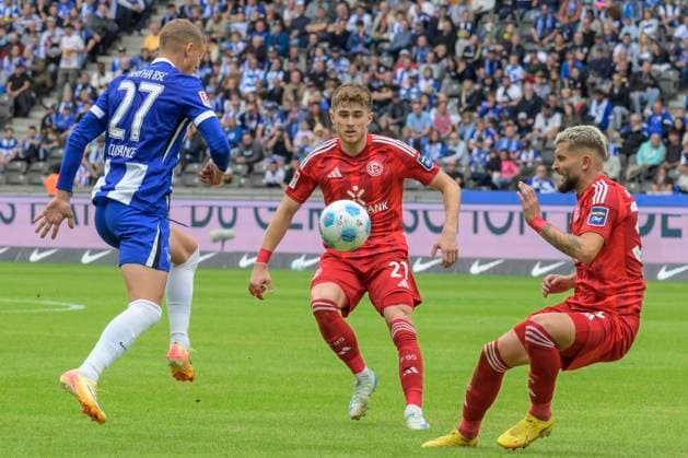 GER, Berlin, Fussball, Hertha BSC vs Fortuna Duesseldorf, 2. Bundesliga, Olympiastadion, 15.09.2024, v.l. Michael Cuisance (Hertha 27), Tim Rossmann (F95 Duesseldorf 21), Felix Klaus (F95 Duesseldorf 11), Zweikampf, Action, Kampf, kaempft um den Ball, dfl dfb regulations prohibit any use of photographs as image sequences and or quasi video,
