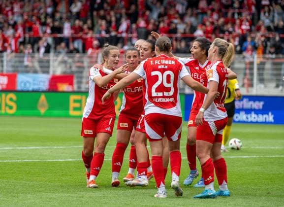 Fussball, Frauen, Saison 2024 2025, 2. Frauen-Bundesliga (3. Spieltag), 1. FC Union Berlin - SV 67 Weinberg, Union-Jubel nach Tor zum 1:0 durch Lisa Heiseler (l., 1. Frauen 1. FC Union), 15.09. 2024, Copyright: xMatthiasxKochx