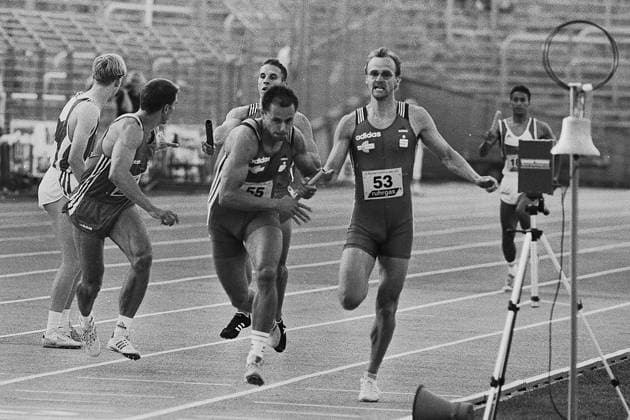 LAC Sachsenmeeting 1995 25.05.1995, Chemnitz, Stadion Sportforum, Reichenhainer Straße, 6. Sachsenmeeting des LAC Chemnitz, Leichtathletik, 400m Staffel, Jens Carlowitz übernimmt den Staffelstab von Thomas Schönlebe *** LAC Sachsenmeeting 1995 25 05 1995, Chemnitz, Stadion Sportforum, Reichenhainer Straße, 6 Sachsenmeeting of the LAC Chemnitz, athletics, 400m relay, Jens Carlowitz takes over the baton from Thomas Schönlebe