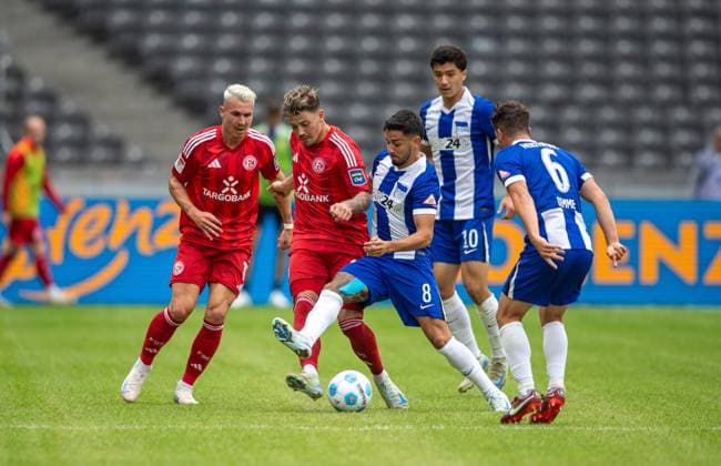 Fussball, Herren, Saison 2024 2025, 2. Bundesliga (5. Spieltag), Hertha BSC - Fortuna Düsseldorf, v.l. Felix Klaus (Fortuna Düsseldorf), Dawid Kownacki (Fortuna Düsseldorf), Kevin Sessa (Hertha BSC), Ibrahim Maza (Hertha BSC), Diego Demme (Hertha BSC), 15.09. 2024,