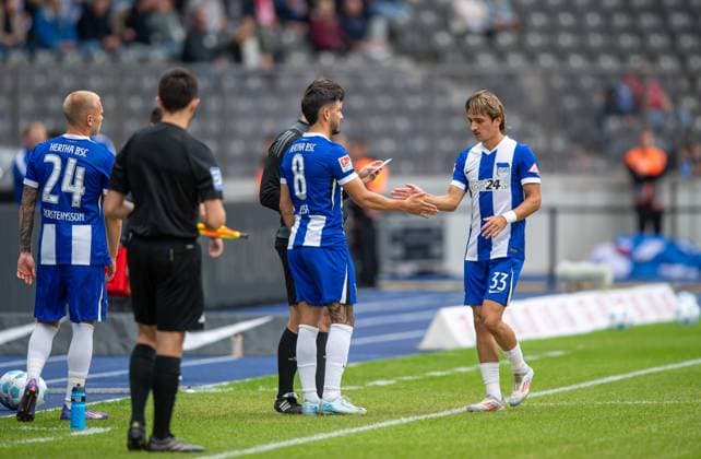 Fussball, Herren, Saison 2024 2025, 2. Bundesliga (5. Spieltag), Hertha BSC - Fortuna Düsseldorf, v.l. Jon Dagur Thorsteinsson (Hertha BSC), Kevin Sessa (Hertha BSC), Michal Karbownik (Hertha BSC), 15.09. 2024,