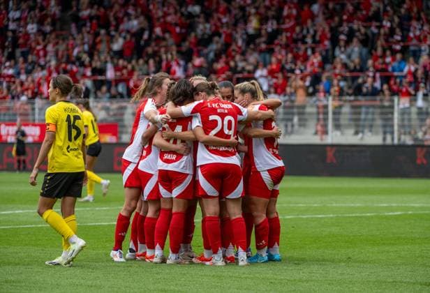 Fussball, Frauen, Saison 2024 2025, 2. Frauen-Bundesliga (3. Spieltag), 1. FC Union Berlin - SV 67 Weinberg, Union-Jubel nach Tor zum 1:0, links Annika Kömm (Weinberrg), 15.09. 2024, Copyright: xMatthiasxKochx