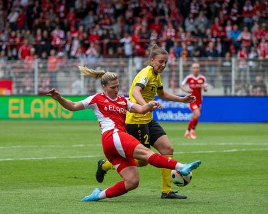 Fussball, Frauen, Saison 2024 2025, 2. Frauen-Bundesliga (3. Spieltag), 1. FC Union Berlin - SV 67 Weinberg, v. l. Dina Orschmann (1. Frauen 1. FC Union), Anna Grimm (Weinberg), Vorlage zum Tor zum 1:0, 15.09. 2024, Copyright: xMatthiasxKochx