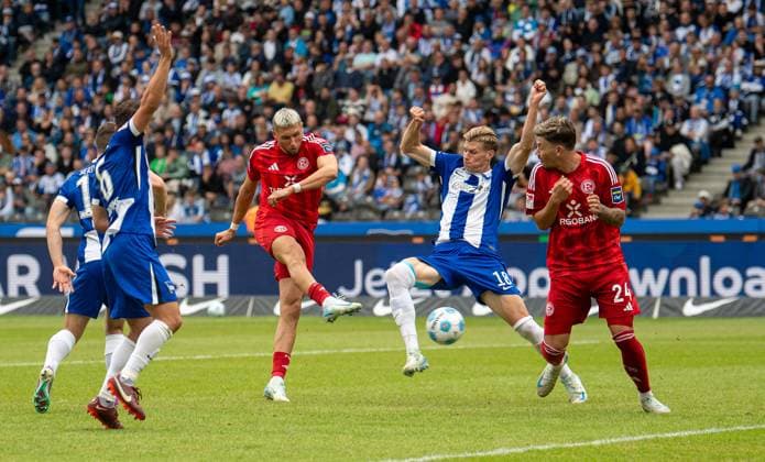 Fussball, Herren, Saison 2024 2025, 2. Bundesliga (5. Spieltag), Hertha BSC - Fortuna Düsseldorf, v.l. Jona Niemiec (Fortuna Düsseldorf) erzielt das Tor zum 0:2 gegen Luca Schuler (Hertha BSC), 15.09. 2024,
