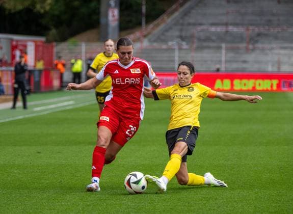 Fussball, Frauen, Saison 2024 2025, 2. Frauen-Bundesliga (3. Spieltag), 1. FC Union Berlin - SV 67 Weinberg, v. l. Antonia Halverkamps (1. Frauen 1. FC Union), Annika Kömm (Weinberg), 15.09. 2024, Copyright: xMatthiasxKochx