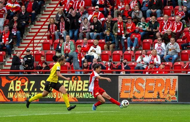 Fussball, Frauen, Saison 2024 2025, 2. Frauen-Bundesliga (3. Spieltag), 1. FC Union Berlin - SV 67 Weinberg, v. l. Anna Grimm (Weinberg), Sarah Abu Sabbah (1. Frauen 1. FC Union) erzielt das Tor zum 2:0, 15.09. 2024, Copyright: xMatthiasxKochx
