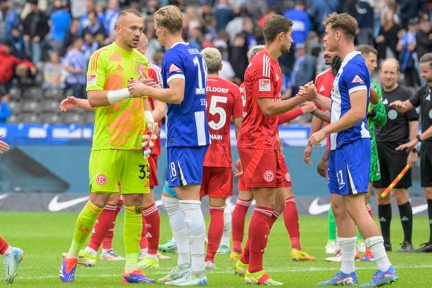 GER, Berlin, Fussball, Hertha BSC vs Fortuna Duesseldorf, 2. Bundesliga, Olympiastadion, 15.09.2024, Die Spieler verabschieden sich, v.l. Florian Kastenmeier (F95 Duesseldorf 33), Luca Schuler (Hertha 18), Endstand 0:2, Hertha verliert, dfl dfb regulations prohibit any use of photographs as image sequences and or quasi video,