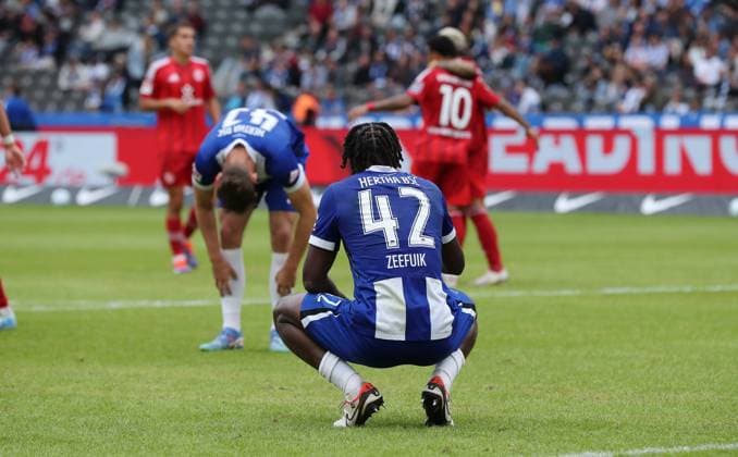 Deyovaisio Zeefuik, Pascal Klemens, Herthaspieler enttäuscht nach Spielende Enttäuschung Fußball Fussball DFL 2.Bundesliga Herren 5.Spieltag Saison 2024 2025 15.09.2024 Hertha BSC Berlin vs. Fortuna Düsseldorf DFL regulations prohibit any use of photographs as image sequences and or quasi-video