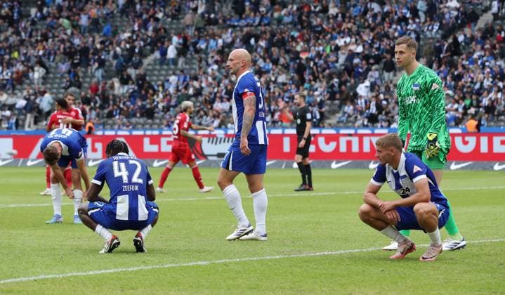 Deyovaisio Zeefuik, Pascal Klemens, Toni Leistner, Marton Dardai, Torwart Tjark Ernst, Herthaspieler enttäuscht nach Spielende Enttäuschung Fußball Fussball DFL 2.Bundesliga Herren 5.Spieltag Saison 2024 2025 15.09.2024 Hertha BSC Berlin vs. Fortuna Düsseldorf DFL regulations prohibit any use of photographs as image sequences and or quasi-video