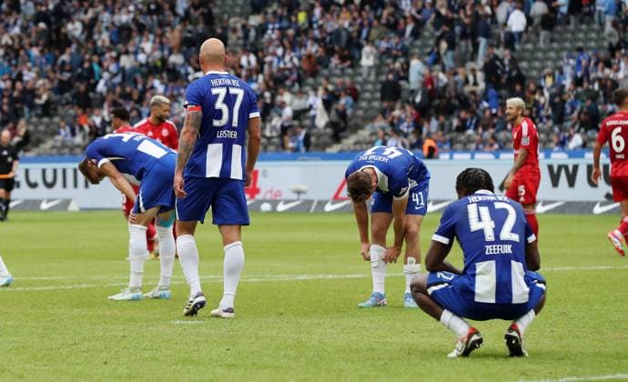 Toni Leistner, Deyovaisio Zeefuik, Pascal Klemens, Herthaspieler enttäuscht nach Spielende Enttäuschung Fußball Fussball DFL 2.Bundesliga Herren 5.Spieltag Saison 2024 2025 15.09.2024 Hertha BSC Berlin vs. Fortuna Düsseldorf DFL regulations prohibit any use of photographs as image sequences and or quasi-video