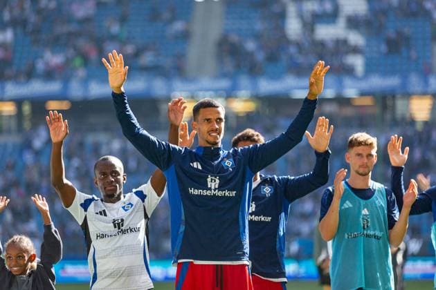 Sport Themen der Woche KW37 Fußball I Herren I Saison 2024-2025 I 2. Bundesliga I 5. Spieltag I Hamburger SV - SSV Jahn Regensburg I 15.09.2024 Robert Glatzel (9, Hamburger SV) feiert mit den Fans. Hamburg Volksparkstadion Hamburg Deutschland *** Soccer I Men I Season 2024 2025 I 2 Bundesliga I 5 Matchday I Hamburger SV SSV Jahn Regensburg I 15 09 2024 Robert Glatzel 9, Hamburger SV celebrates with the fans Hamburg Volksparkstadion Hamburg Germany Copyright: xLobecax xHenningxRohlfsx