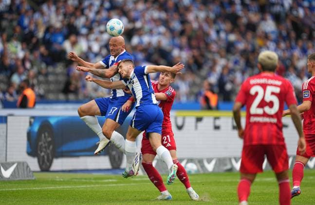Toni Leistner Köpfe, 2. Bundesliga, Hertha BSC vs Fortuna Düsseldorf, Olympiastadion am 17. September 2024 in Berlin, Deutschland. (Foto von Ulrik Pedersen DeFodi Images) Toni Leistner heads, 2. Bundesliga, Hertha BSC vs Fortuna Düsseldorf, Olympiastadion on September 17, 2024 in Berlin, Germany. (Photo by Ulrik Pedersen DeFodi Images) DFB DFL REGULATIONS PROHIBIT ANY USE OF PHOTOGRAPHS AS IMAGE SEQUENCES AND OR QUASI-VIDEO. Defodi-659_0062091425
