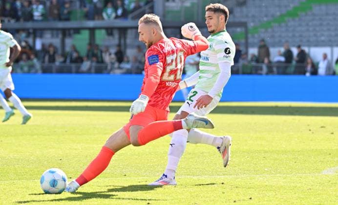 15.09.2024 - Fussball - Saison 2024 2025 - 2. Fussball - Bundesliga - 05. Spieltag: SpVgg Greuther Fürth ( Kleeblatt ) - SV Elversberg SVE - Sportfoto Zink - xwoxzix - DFL regulations prohibit any use of photographs as image sequences and or quasi-video - only for editorial use - Nicolas Kristof (20, SV Elversberg ) Nemanja Motika (22, SpVgg Greuther Fürth )