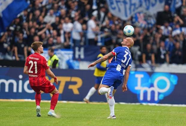 Toni Leistner Köpfe, 2. Bundesliga, Hertha BSC vs Fortuna Düsseldorf, Olympiastadion am 17. September 2024 in Berlin, Deutschland. (Foto von Ulrik Pedersen DeFodi Images) Toni Leistner heads, 2. Bundesliga, Hertha BSC vs Fortuna Düsseldorf, Olympiastadion on September 17, 2024 in Berlin, Germany. (Photo by Ulrik Pedersen DeFodi Images) DFB DFL REGULATIONS PROHIBIT ANY USE OF PHOTOGRAPHS AS IMAGE SEQUENCES AND OR QUASI-VIDEO. Defodi-659_0870091441