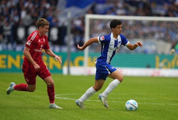 Ibrahim Maza kontrolliert den ball, 2. Bundesliga, Hertha BSC vs Fortuna Düsseldorf, Olympiastadion am 17. September 2024 in Berlin, Deutschland. (Foto von Ulrik Pedersen DeFodi Images) Ibrahim Maza controls the ball, 2. Bundesliga, Hertha BSC vs Fortuna Düsseldorf, Olympiastadion on September 17, 2024 in Berlin, Germany. (Photo by Ulrik Pedersen DeFodi Images) DFB DFL REGULATIONS PROHIBIT ANY USE OF PHOTOGRAPHS AS IMAGE SEQUENCES AND OR QUASI-VIDEO. Defodi-659_0073091446