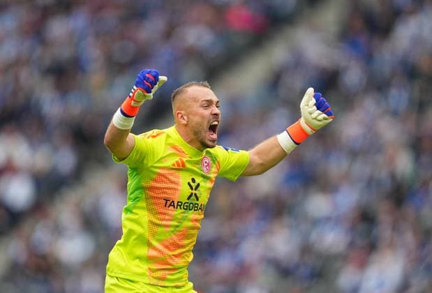 Florian Kastenmeier feiern, 2. Bundesliga, Hertha BSC vs Fortuna Düsseldorf, Olympiastadion am 17. September 2024 in Berlin, Deutschland. (Foto von Ulrik Pedersen DeFodi Images) Florian Kastenmeier celebrate, 2. Bundesliga, Hertha BSC vs Fortuna Düsseldorf, Olympiastadion on September 17, 2024 in Berlin, Germany. (Photo by Ulrik Pedersen DeFodi Images) DFB DFL REGULATIONS PROHIBIT ANY USE OF PHOTOGRAPHS AS IMAGE SEQUENCES AND OR QUASI-VIDEO. Defodi-659_0585091444