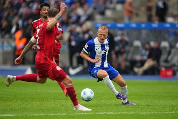 Jon Dagur Thorsteinsson kontrolliert den ball, 2. Bundesliga, Hertha BSC vs Fortuna Düsseldorf, Olympiastadion am 17. September 2024 in Berlin, Deutschland. (Foto von Ulrik Pedersen DeFodi Images) Jon Dagur Thorsteinsson controls the ball, 2. Bundesliga, Hertha BSC vs Fortuna Düsseldorf, Olympiastadion on September 17, 2024 in Berlin, Germany. (Photo by Ulrik Pedersen DeFodi Images) DFB DFL REGULATIONS PROHIBIT ANY USE OF PHOTOGRAPHS AS IMAGE SEQUENCES AND OR QUASI-VIDEO. Defodi-659_0840091449