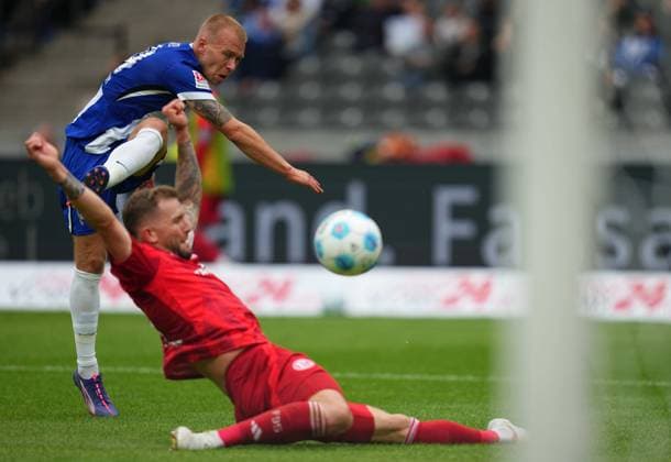 Jon Dagur Thorsteinsson schießt aufs Tor, 2. Bundesliga, Hertha BSC vs Fortuna Düsseldorf, Olympiastadion am 17. September 2024 in Berlin, Deutschland. (Foto von Ulrik Pedersen DeFodi Images) Jon Dagur Thorsteinsson shoots on goal, 2. Bundesliga, Hertha BSC vs Fortuna Düsseldorf, Olympiastadion on September 17, 2024 in Berlin, Germany. (Photo by Ulrik Pedersen DeFodi Images) DFB DFL REGULATIONS PROHIBIT ANY USE OF PHOTOGRAPHS AS IMAGE SEQUENCES AND OR QUASI-VIDEO. Defodi-659_0235091450