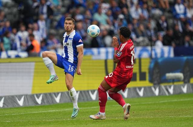 Jonjoe Kenny kontrolliert den ball, 2. Bundesliga, Hertha BSC vs Fortuna Düsseldorf, Olympiastadion am 17. September 2024 in Berlin, Deutschland. (Foto von Ulrik Pedersen DeFodi Images) Jonjoe Kenny controls the ball, 2. Bundesliga, Hertha BSC vs Fortuna Düsseldorf, Olympiastadion on September 17, 2024 in Berlin, Germany. (Photo by Ulrik Pedersen DeFodi Images) DFB DFL REGULATIONS PROHIBIT ANY USE OF PHOTOGRAPHS AS IMAGE SEQUENCES AND OR QUASI-VIDEO. Defodi-659_0952091455