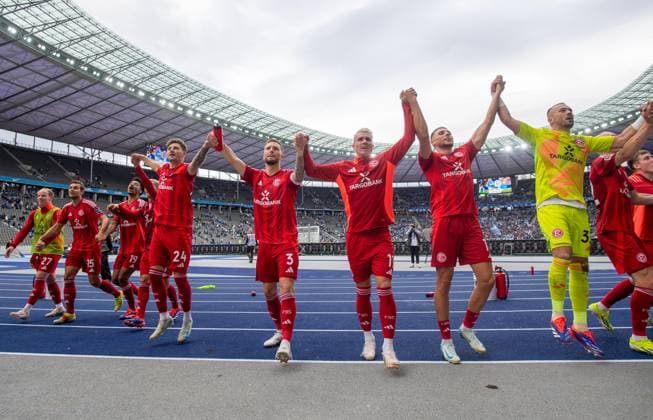 Fussball, Herren, Saison 2024 2025, 2. Bundesliga (5. Spieltag), Hertha BSC - Fortuna Düsseldorf, Düsseldorfer Jubel nach Abpfiff, 15.09. 2024,