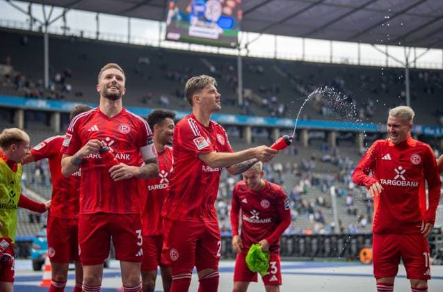 Fussball, Herren, Saison 2024 2025, 2. Bundesliga (5. Spieltag), Hertha BSC - Fortuna Düsseldorf, v.l. Andre Hoffmann (Fortuna Düsseldorf), Dawid Kownacki (Fortuna Düsseldorf), Felix Klaus (Fortuna Düsseldorf), Jubel nach Abpfiff, 15.09. 2024,