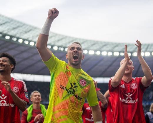 Fussball, Herren, Saison 2024 2025, 2. Bundesliga (5. Spieltag), Hertha BSC - Fortuna Düsseldorf, v.l. Emmanuel Iyoha (Fortuna Düsseldorf), Torhüter Florian Kastemeier (Fortuna Düsseldorf), Valgeir Lunddal Fridriksson (Fortuna Düsseldorf), Jubel nach Abpfiff, 15.09. 2024,