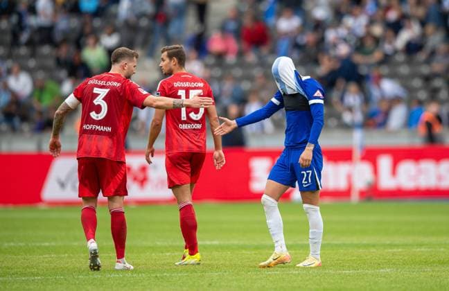Sport Bilder des Tages Fussball, Herren, Saison 2024 2025, 2. Bundesliga (5. Spieltag), Hertha BSC - Fortuna Düsseldorf, v.l. Andre Hoffmann (Fortuna Düsseldorf), Tim Oberdorf (Fortuna Düsseldorf), Michael Cuisance (Hertha BSC), Enttäuschung nach Abpfiff, 15.09. 2024,