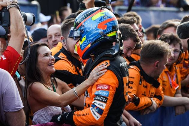 PIASTRI Oscar (aus), McLaren F1 Team MCL38, portrait celebrating victory with his mother during the Formula 1 Azerbaijan Grand Prix 2024, 17th round of the 2024 Formula One World Championship, WM, Weltmeisterschaft from September 13 to 15, 2024 on the Baku City Circuit, in Baku, Azerbaijan - F1 - AZERBAIJAN GRAND PRIX 2024 DPPI Panoramic  240915_R17_AZERBAIJAN_DP_FGDN0948