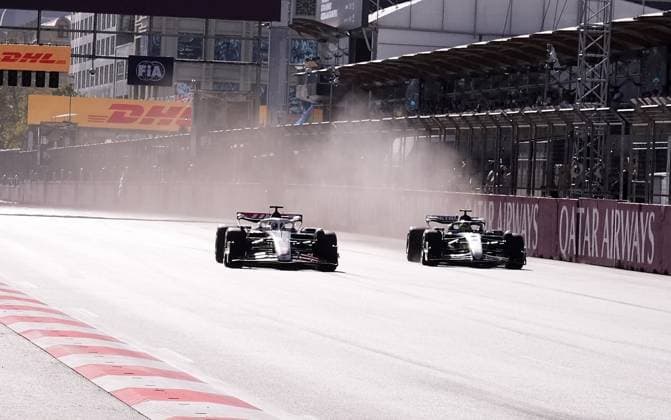 FORMULA 1 QATAR AIRWAYS AZERBAIJAN GRAND PRIX 2024 15.09.2024, Baku City Circuit , Baku, FORMULA 1 QATAR AIRWAYS AZERBAIJAN GRAND PRIX 2024 ,im Bild Oliver Bearman (GBR), MoneyGram Haas F1 Team, Lewis Hamilton (GBR), Mercedes-AMG Petronas Formula One Team