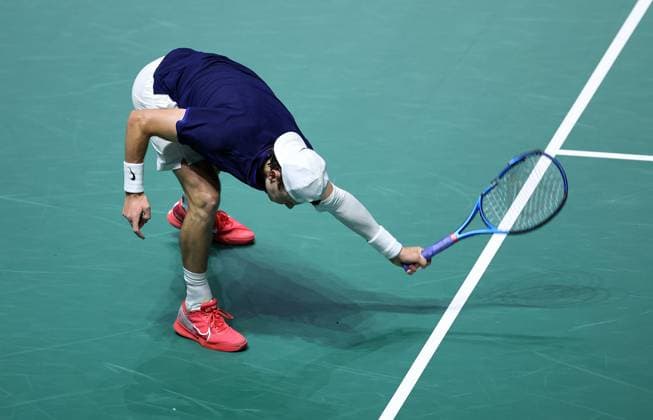 Tennis, Davis Cup, Großbritannien - Kanada Jack Draper of GB smashes his racquet to pieces in anger Davis Cup Group Stage Finals 2024, Day Six, AO Arena, Manchester, UK - 15 Sep 2024  Copyright: xEllaxLing Shutterstockx 14713349cb