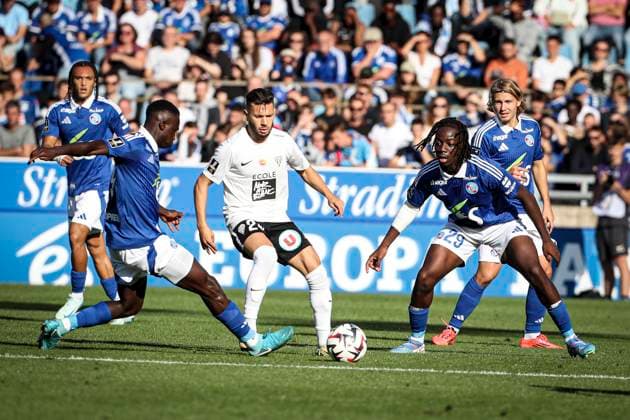 Fußball, Racing Straßburg - SCO Angers 29 Ismaël Doukouré (RCS) FOOTBALL : Ligue 1 Racing Strasbourg vs Angers Stade de la Meinau - 15 09 2024 ElyxandroCegarra Panoramic 