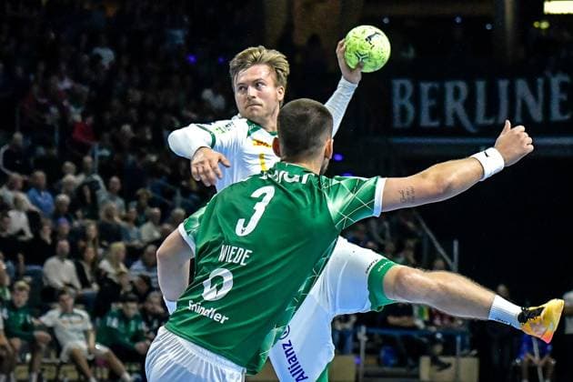 Sport Themen der Woche KW37 Handball - Daikin HBL, Fuechse Berlin - SC DHfK Leipzig 15.09.2024, xdanx, Handball - Daikin HBL, Fuechse Berlin - SC DHfK Leipzig v.l. Franz Semper (SC DHfK Leipzig 32),Fabian Wiede (Füchse Berlin 3),Zweikampf, Duell, Kampf, tackle Berlin Max Schmeling Halle Berlin Deutschland (DE) *** Handball Daikin HBL, Fuechse Berlin SC DHfK Leipzig 15 09 2024, xdanx, Handball Daikin HBL, Fuechse Berlin SC DHfK Leipzig v l Franz Semper SC DHfK Leipzig 32 ,Fabian Wiede Füchse Berlin 3 ,duel, fight, tackle Berlin Max Schmeling Halle Berlin Germany EN Copyright: xDanielxLakomskix