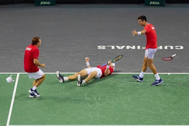 Sport Themen der Woche KW37 Sport Bilder des Tages (240915) -- ZHUHAI, Sept. 15, 2024 -- Tomas Barrios Vera (R) Nicolas Jarry (C) of Chile celebrate their winning against Norbert Gombos Lukas Klein of Slovakia during the men s singles match of the group C match between Slovakia and Chile at Davis Cup Finals tennis tournament in Zhuhai, south China s Guangdong Province, Sept. 15, 2024. (Photo by Xinhua) (SP)CHINA-ZHUHAI-TENNIS-DAVIS CUP-GROUP C-SVK VS CHI(CN) LixJianyi 