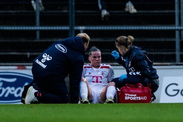 GOOGLE PIXEL Frauen Bundesliga: 1. FC Köln - SGS Essen; 15.09.2024 Adriana Achcinska (1. FC Köln, 9) muss auf dem Feld behandelt werden GOOGLE PIXEL Frauen Bundesliga, 1. FC Köln - SGS Essen, Köln, Franz-Kremer-Stadion am 15.09.2024 DFB REGULATIONS PROHIBIT ANY USE OF PHOTOGRAPHS AS IMAGE SEQUENCES AND OR QUASI-VIDEO. Copyright: xBEAUTIFULxSPORTS Wunderlx