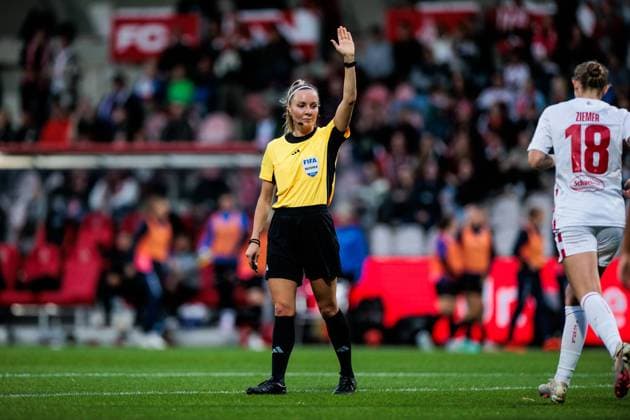 GOOGLE PIXEL Frauen Bundesliga: 1. FC Köln - SGS Essen; 15.09.2024 Schiedsrichterin Fabienne Michel zeigt Abseits an GOOGLE PIXEL Frauen Bundesliga, 1. FC Köln - SGS Essen, Köln, Franz-Kremer-Stadion am 15.09.2024 DFB REGULATIONS PROHIBIT ANY USE OF PHOTOGRAPHS AS IMAGE SEQUENCES AND OR QUASI-VIDEO. Copyright: xBEAUTIFULxSPORTS Wunderlx