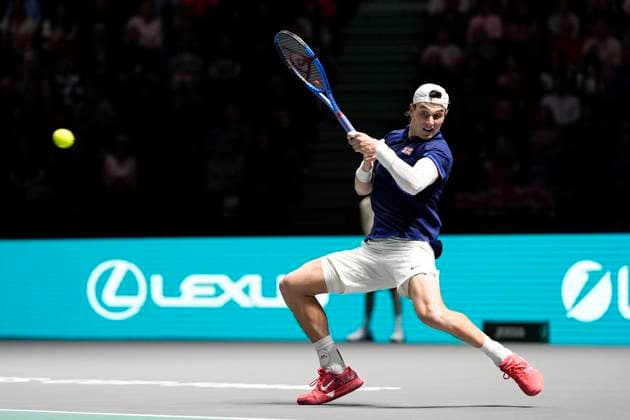 Tennis, Davis Cup, GroÃŸbritannien - Kanada 15th September 2024; AO Arena, Manchester, England; Davis Cup Finals, Group Stage, Group D Day 6; Jack Draper of Great Britain plays a forehand shot  ActionPlus12693438 StevenxFlynn