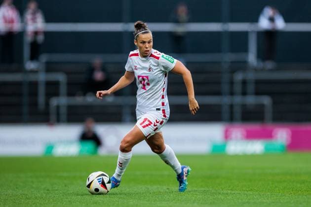 GOOGLE PIXEL Frauen Bundesliga: 1. FC Köln - SGS Essen; 15.09.2024 Nicole Billa (1. FC Köln, 17) am Ball GOOGLE PIXEL Frauen Bundesliga, 1. FC Köln - SGS Essen, Köln, Franz-Kremer-Stadion am 15.09.2024 DFB REGULATIONS PROHIBIT ANY USE OF PHOTOGRAPHS AS IMAGE SEQUENCES AND OR QUASI-VIDEO. Copyright: xBEAUTIFULxSPORTS Wunderlx