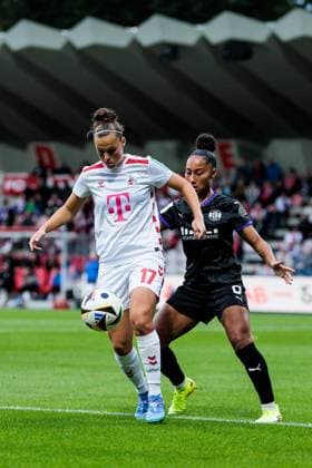 GOOGLE PIXEL Frauen Bundesliga: 1. FC Köln - SGS Essen; 15.09.2024 Zweikampf Nicole Billa (1. FC Köln, 17), Vanessa Fürst (SGS Essen, 8) GOOGLE PIXEL Frauen Bundesliga, 1. FC Köln - SGS Essen, Köln, Franz-Kremer-Stadion am 15.09.2024 DFB REGULATIONS PROHIBIT ANY USE OF PHOTOGRAPHS AS IMAGE SEQUENCES AND OR QUASI-VIDEO. Copyright: xBEAUTIFULxSPORTS Wunderlx